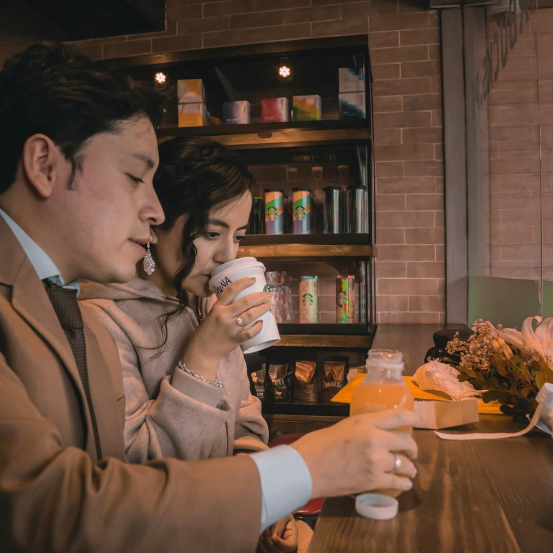 Man and woman having coffee together, absolutely pick up lines for him and her