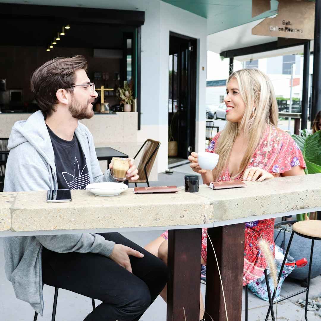 Man and woman talking in a restaurant for smooth and confident absolutely pick up lines