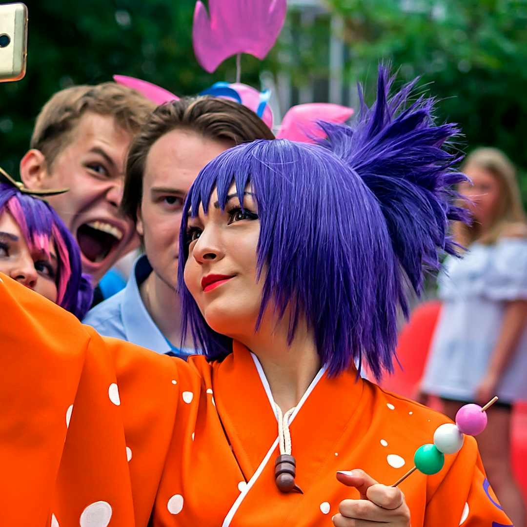 Woman with purple hair taking a photo at an anime event, chainsaw man pick up lines for conventions and Discord